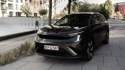 Sort Skoda Peaq udenfor og forfra