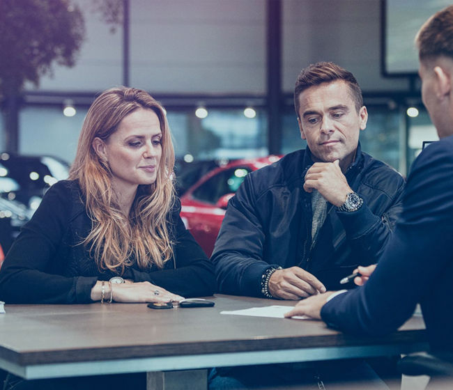 Kunder der bliver rådgivet i forretning