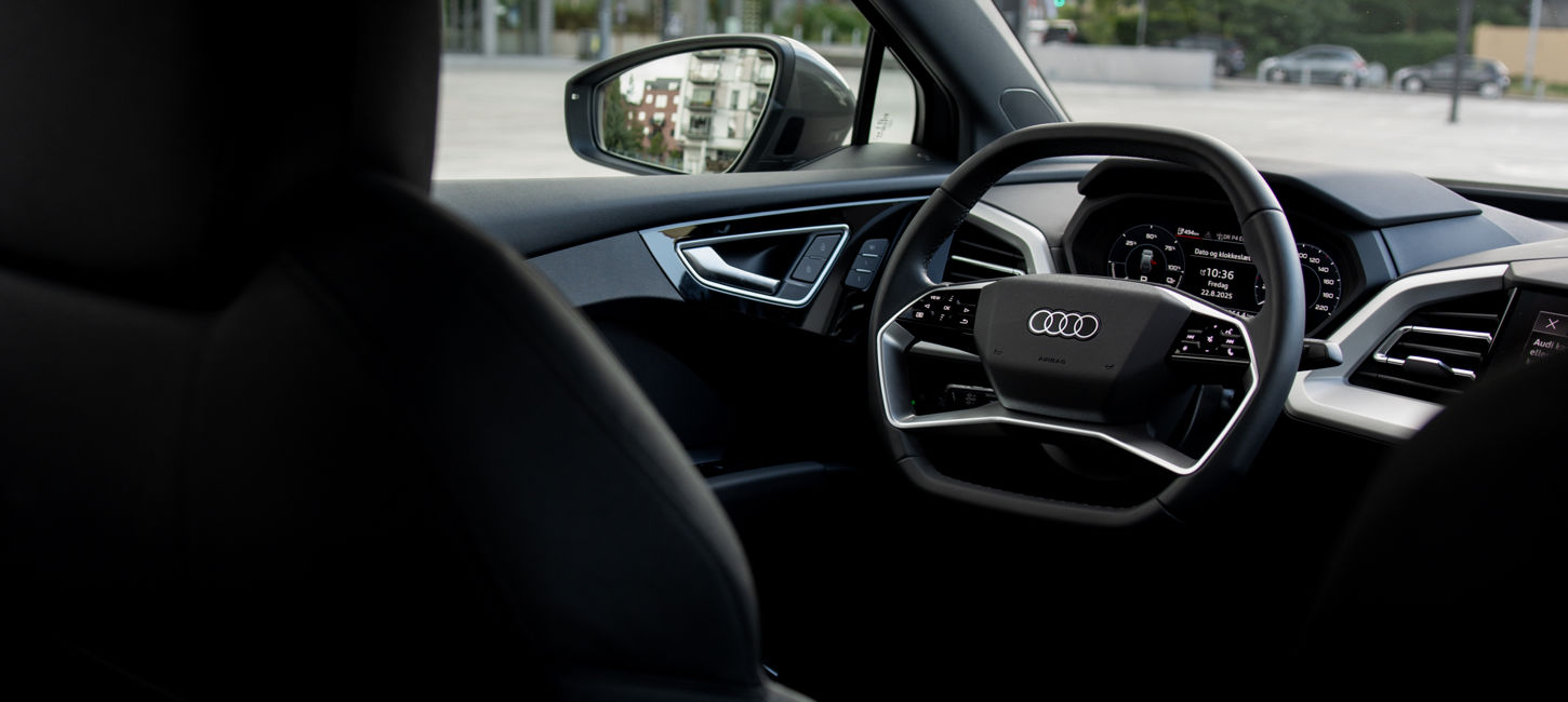 førerpladsen i en audi q4 e-tron