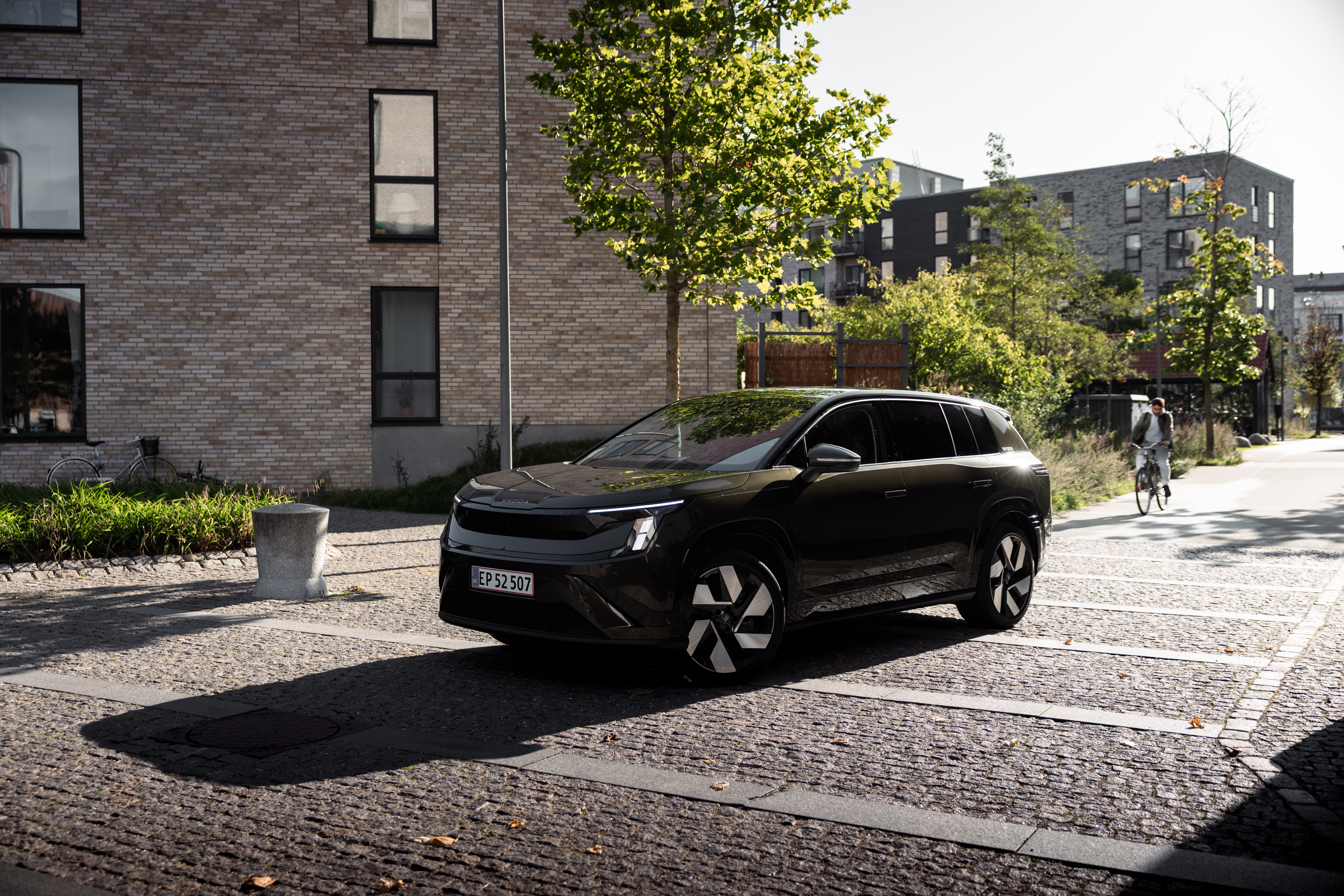 Sort Skoda Peaq udenfor