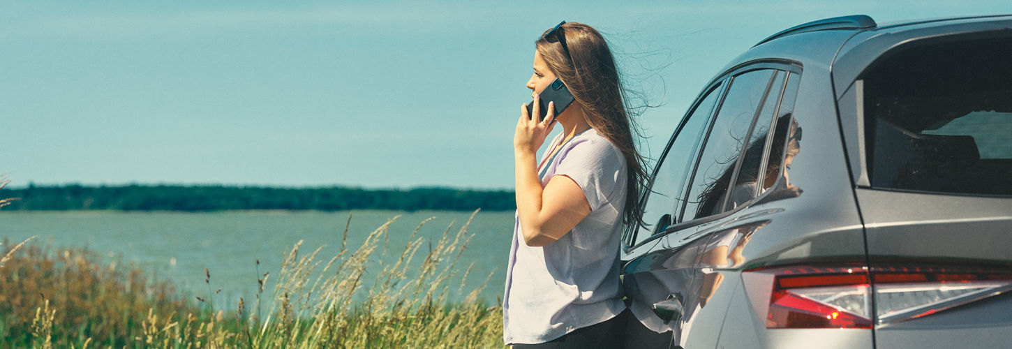 Dame der ringer til vejhjælp