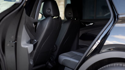 volkswagen id.4 sort med passagerdør åben