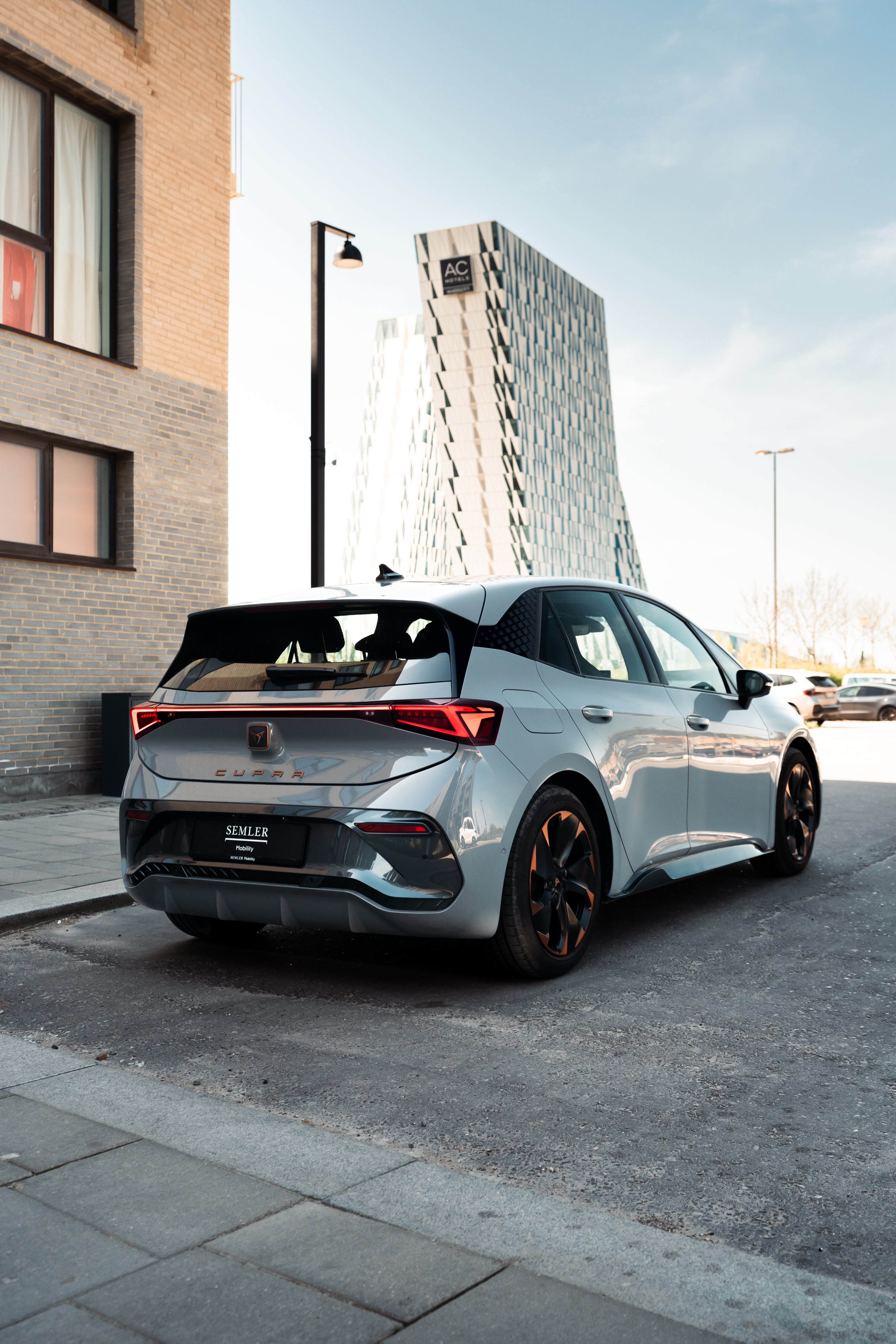 bagenden af en sølv cupra born fra semler mobility