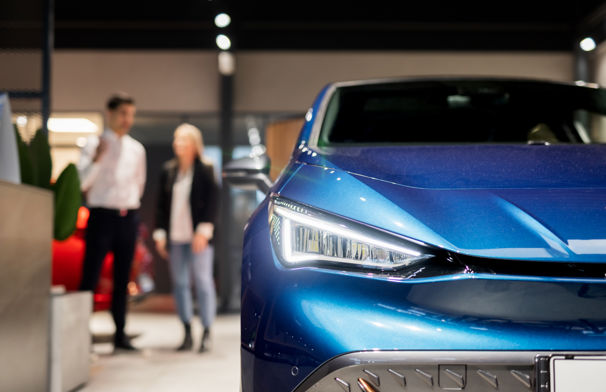 blå bil med forsikring