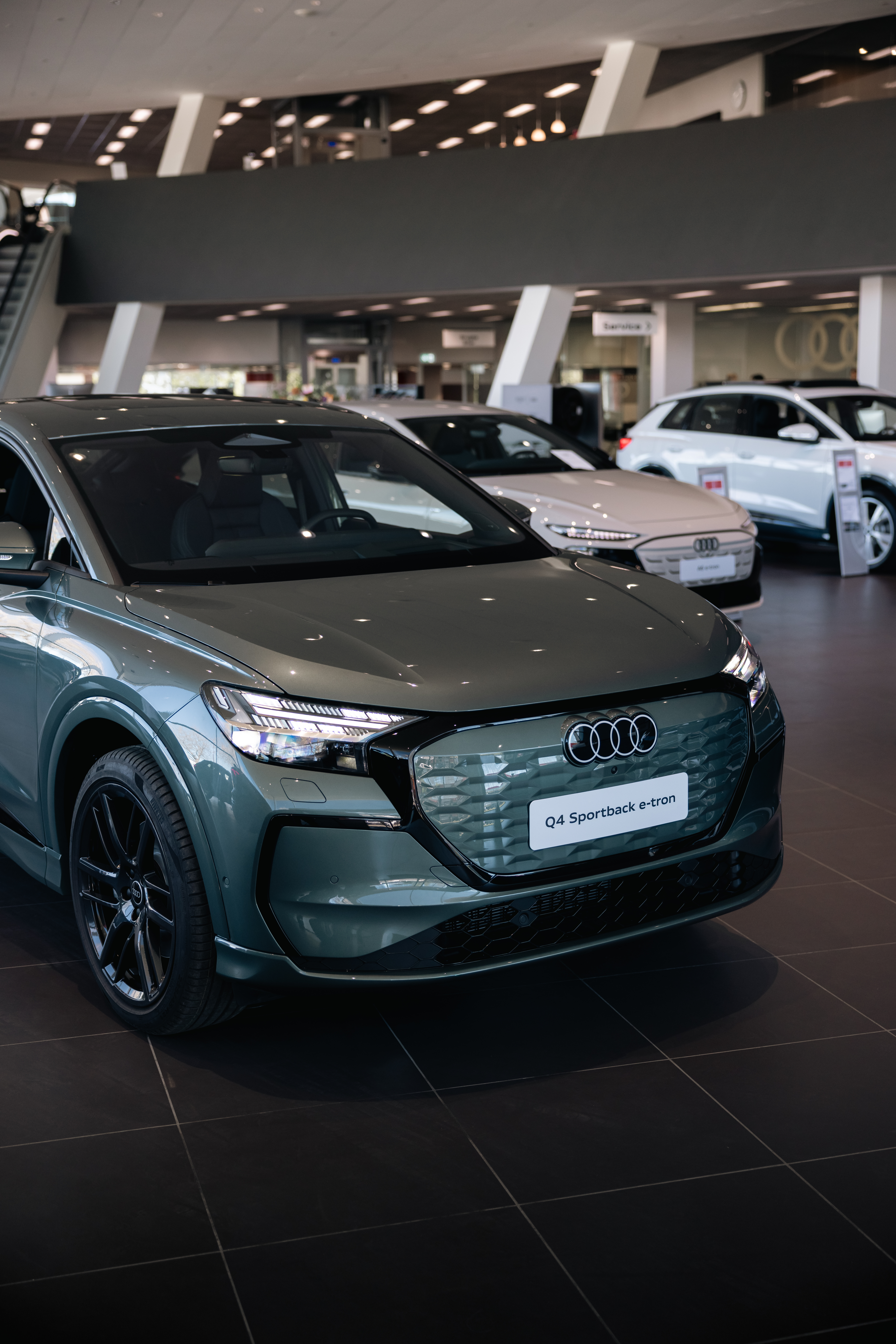 fronten på audi q4 e-tron facelift 2026 i semler mobility showroom