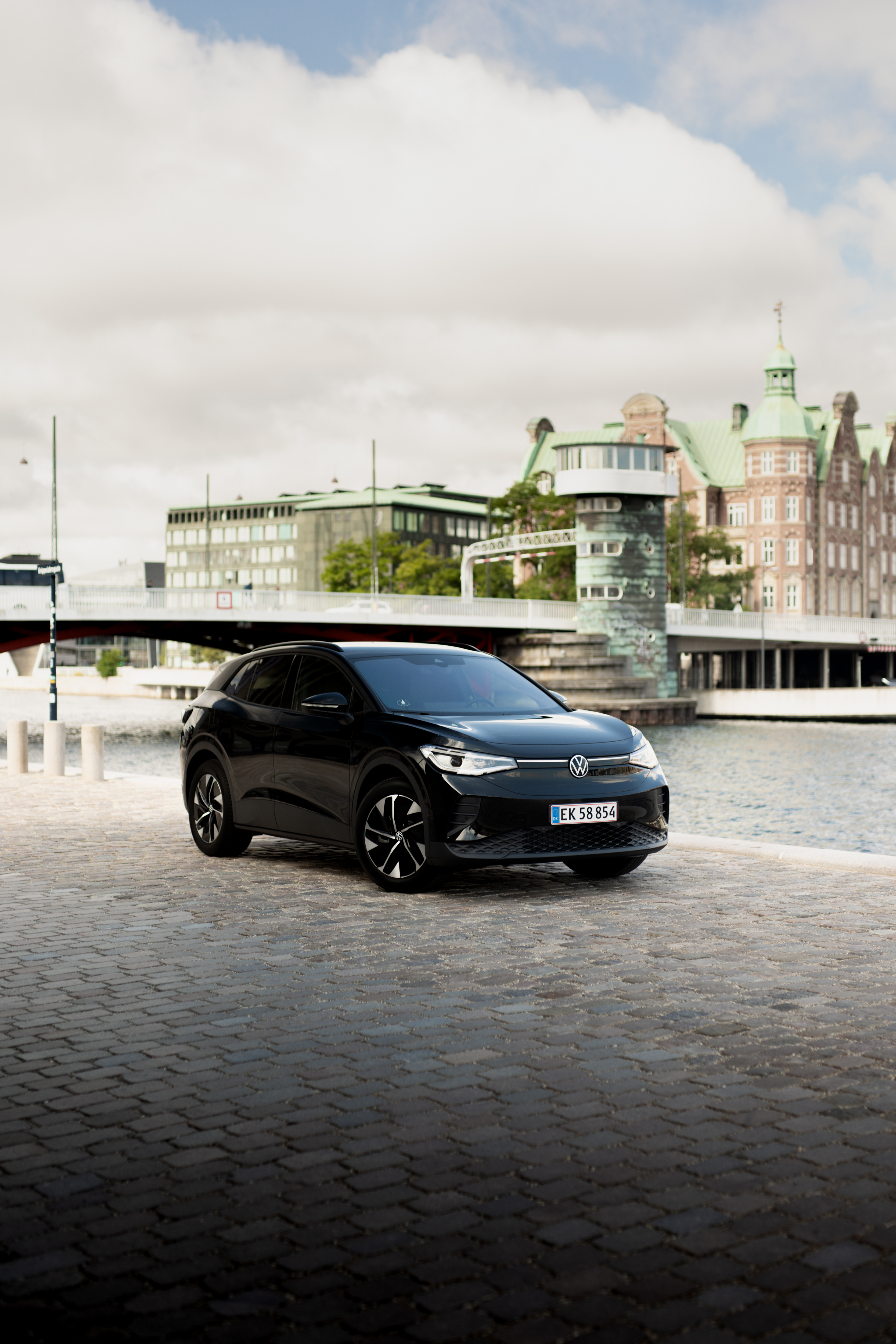 Volkswagen ID.4 sort udenfor