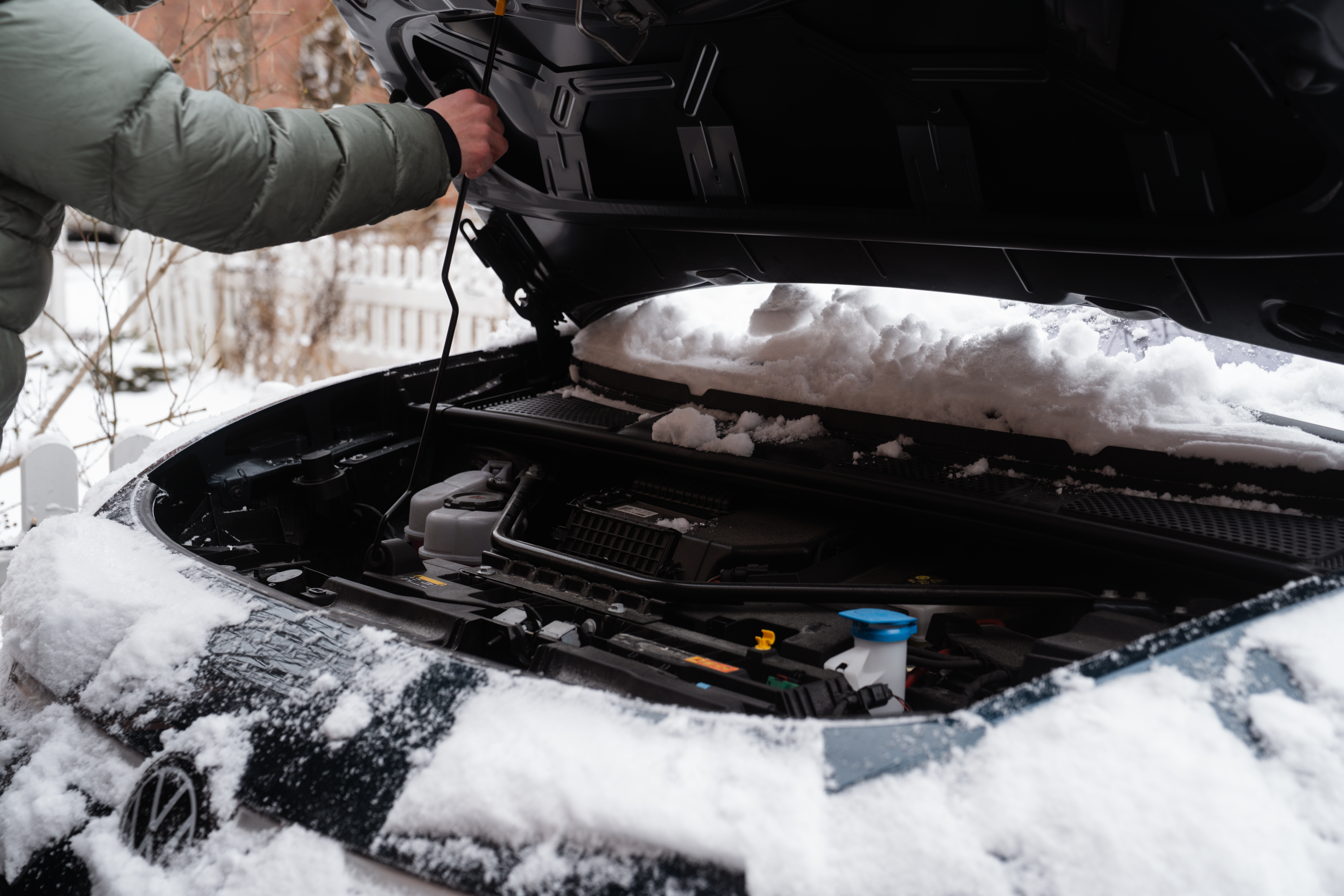 Åben motorhjelm til tjek