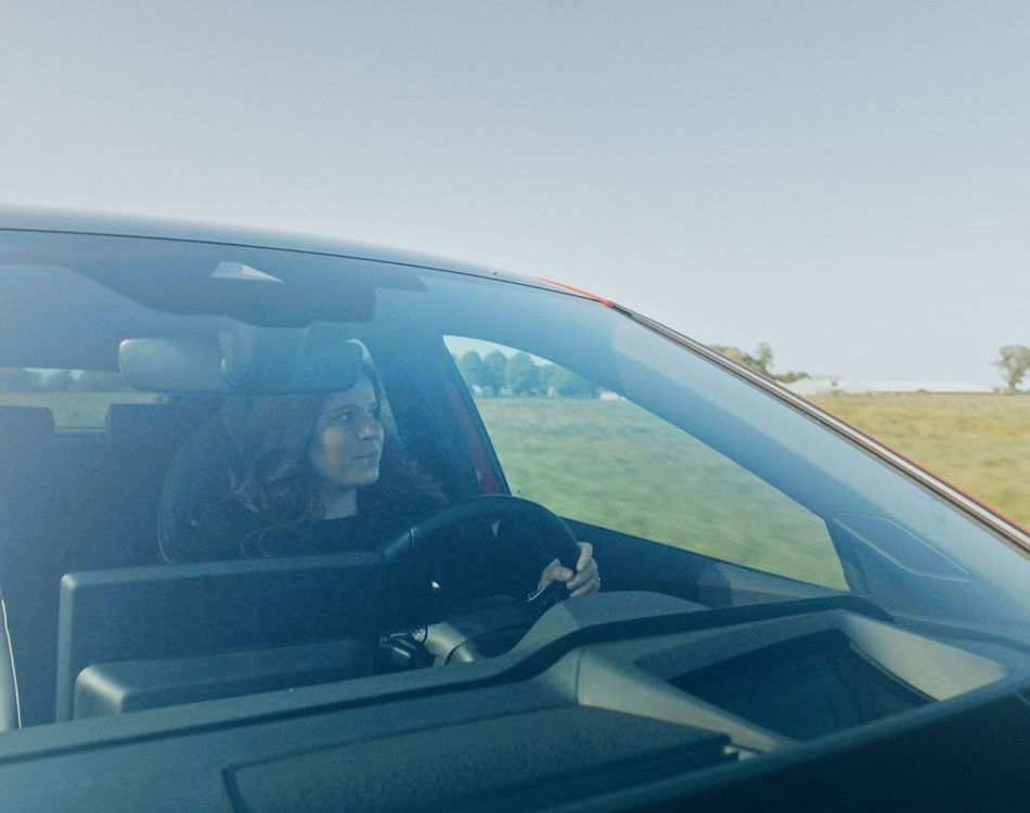 Billede af kvinde bag rattet i en Enyaq elbil 