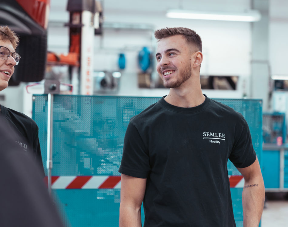 mekanikerlærling står i værksted 