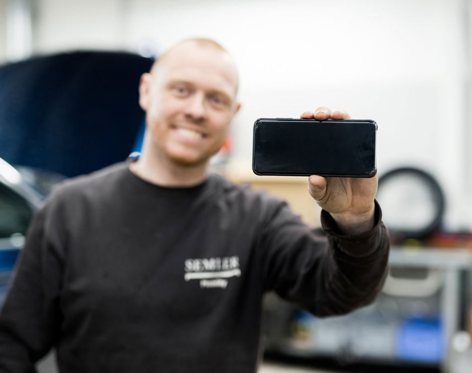 Semler Mobility mand med telefon i hånden