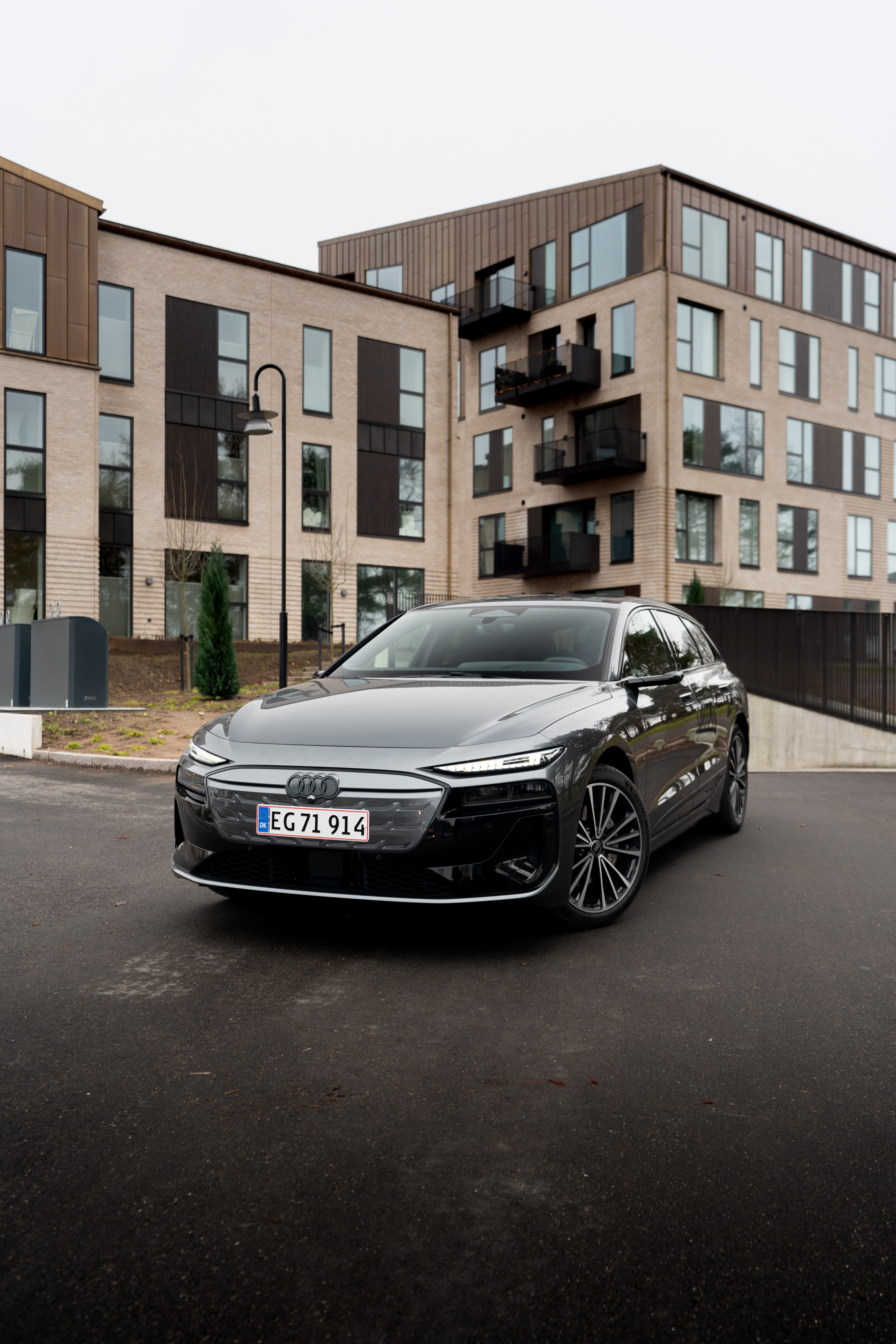 Sort Audi A6 e-tron udenfor 