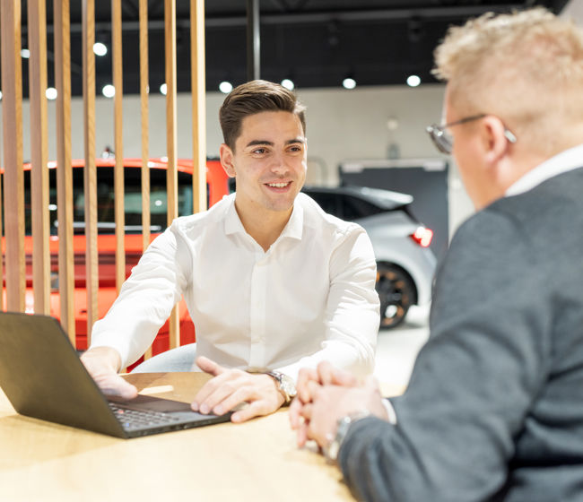 Semler mobility rådgiver kunde ved computer