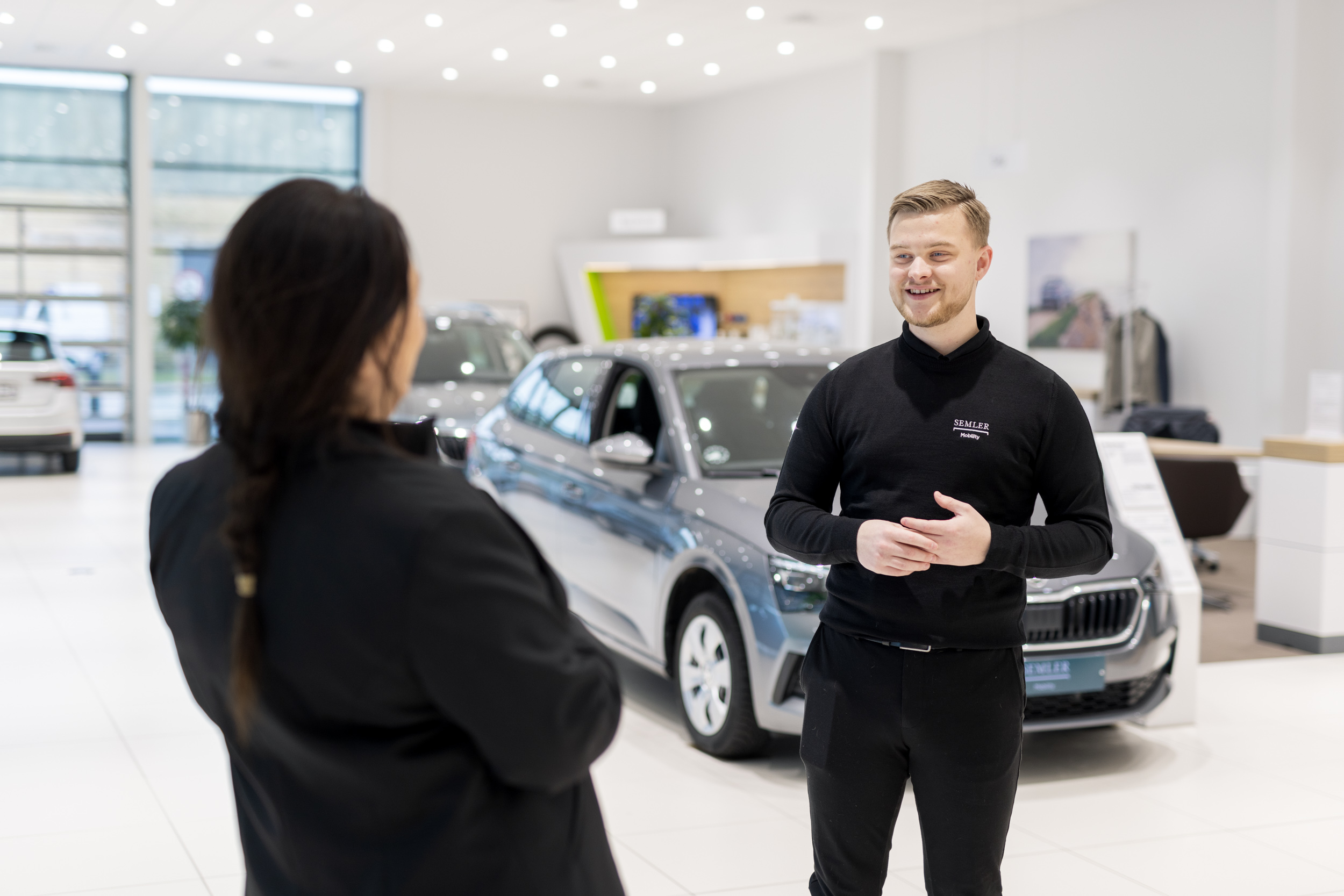Semler mobility personale der rådgiver kunde i showroom