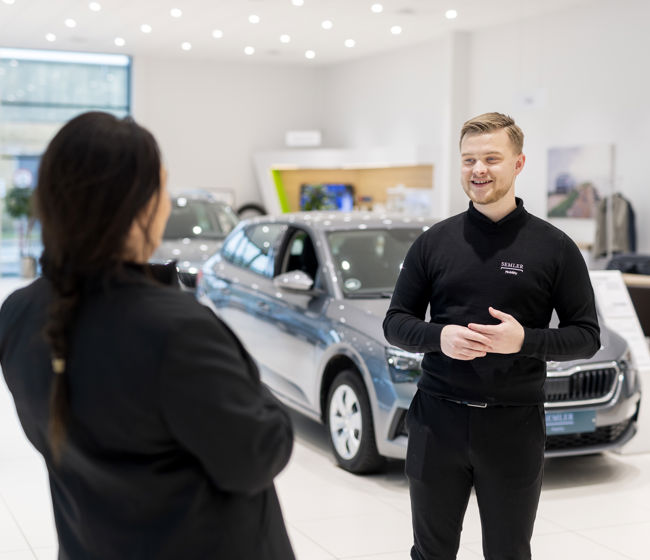 Semler mobility personale der rådgiver kunde i showroom