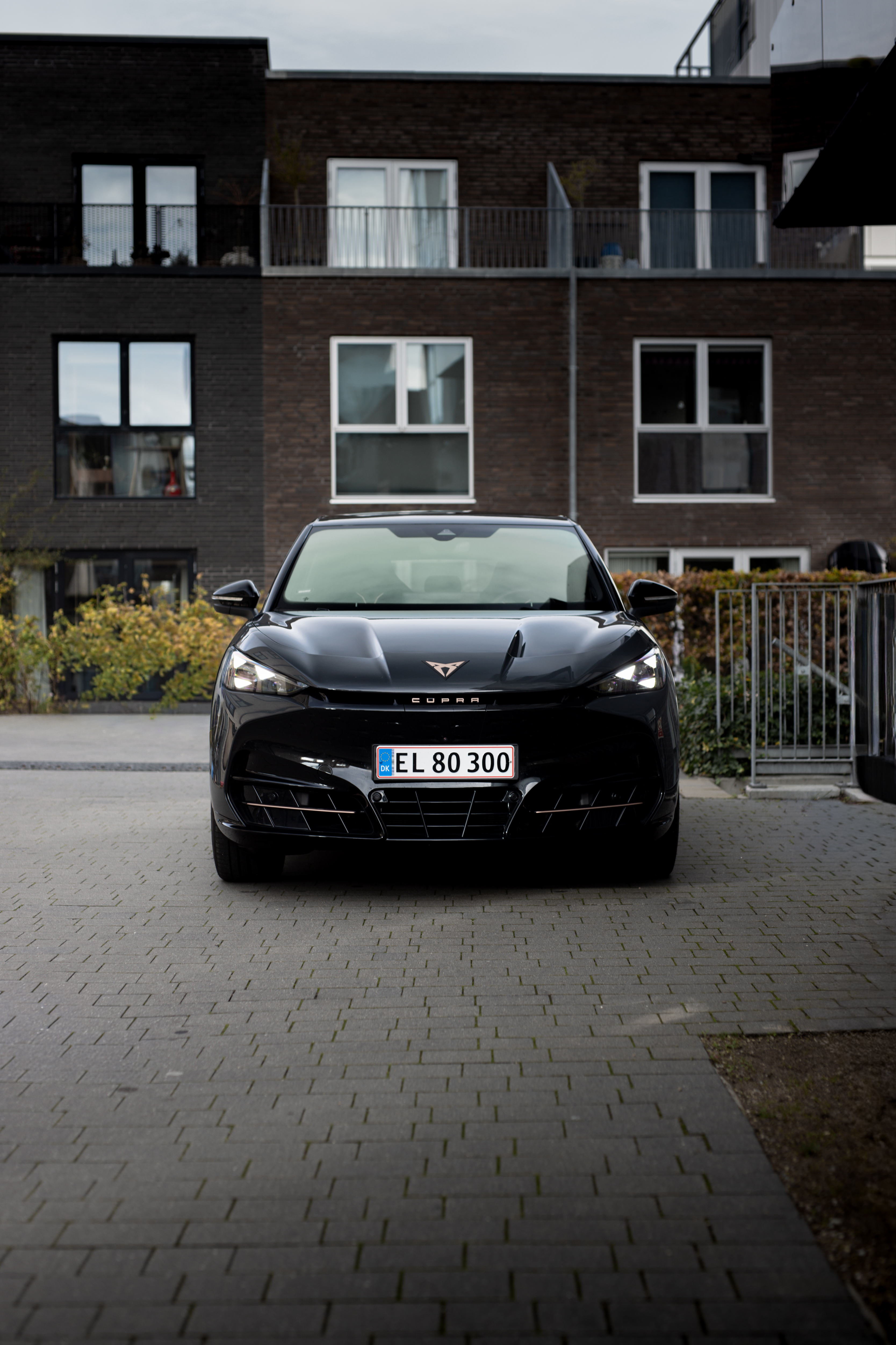 sort CUPRA Tavascan forfra i miljø