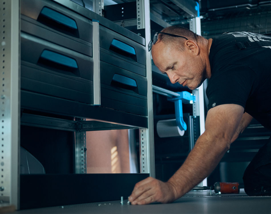 Medarbejder udfører Varevognsopbygning 