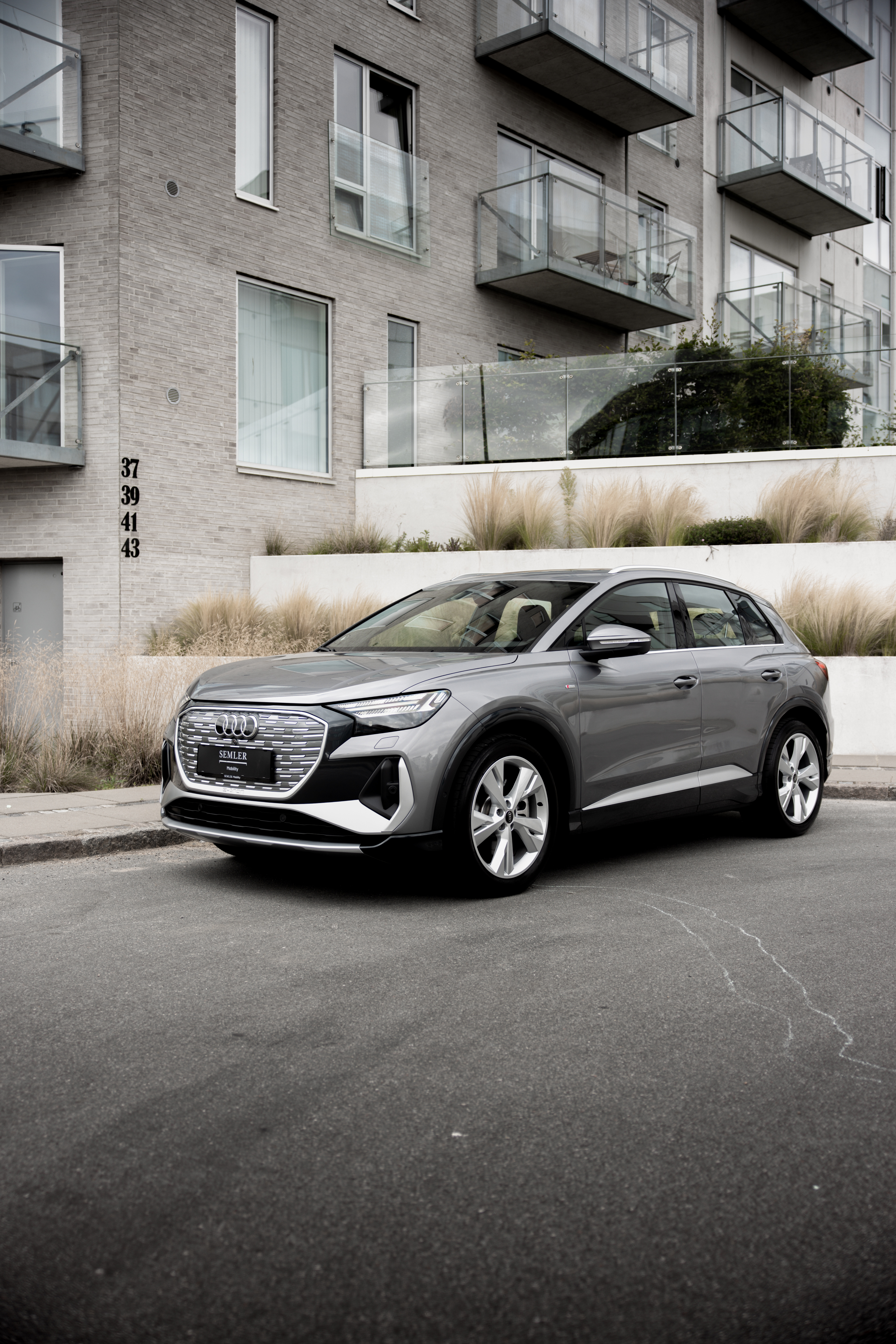 Grå Audi Q4-etron med Semler Mobility nummerplade