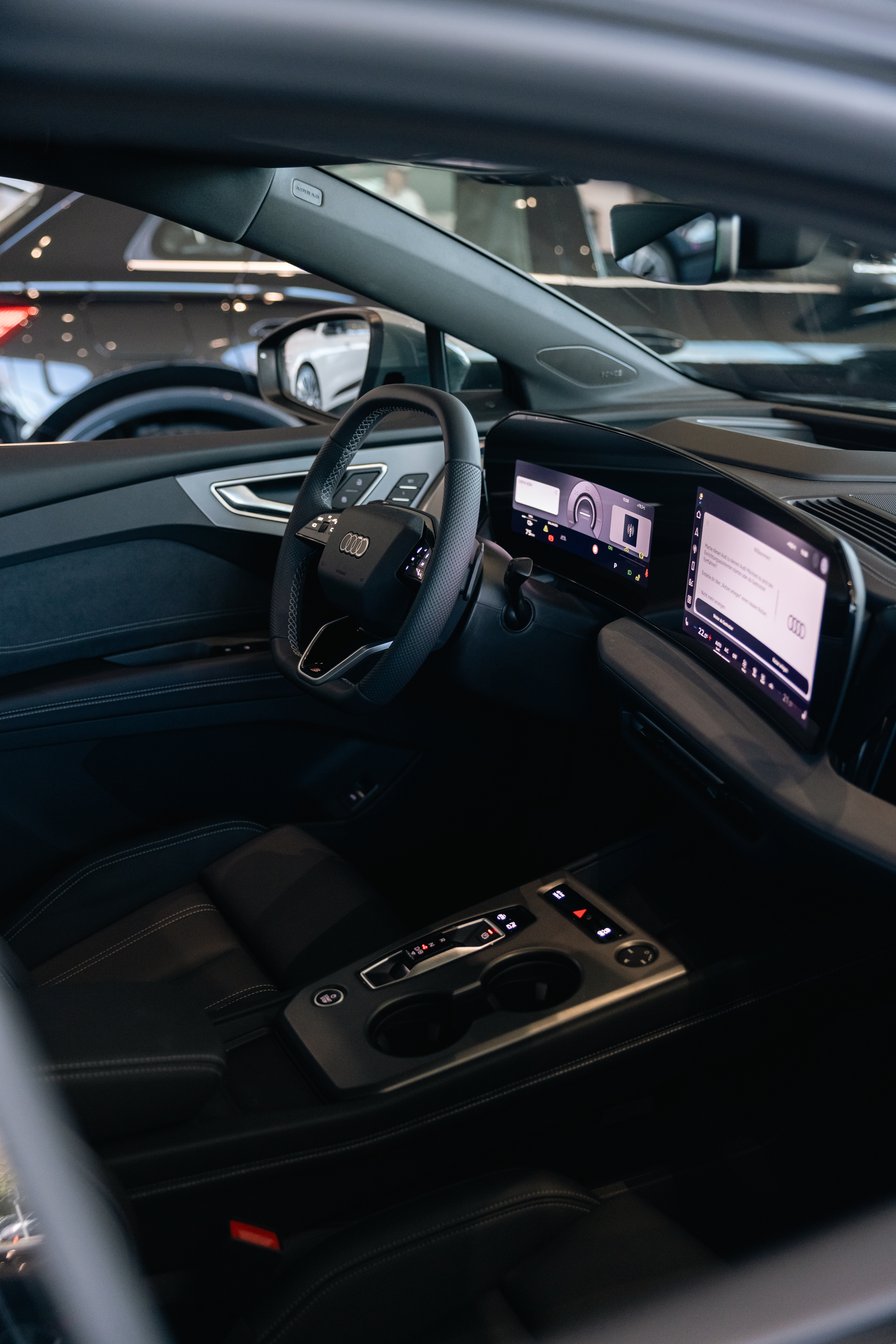 audi q4 e-tron facelift 2026 interiør i semler mobility showroom