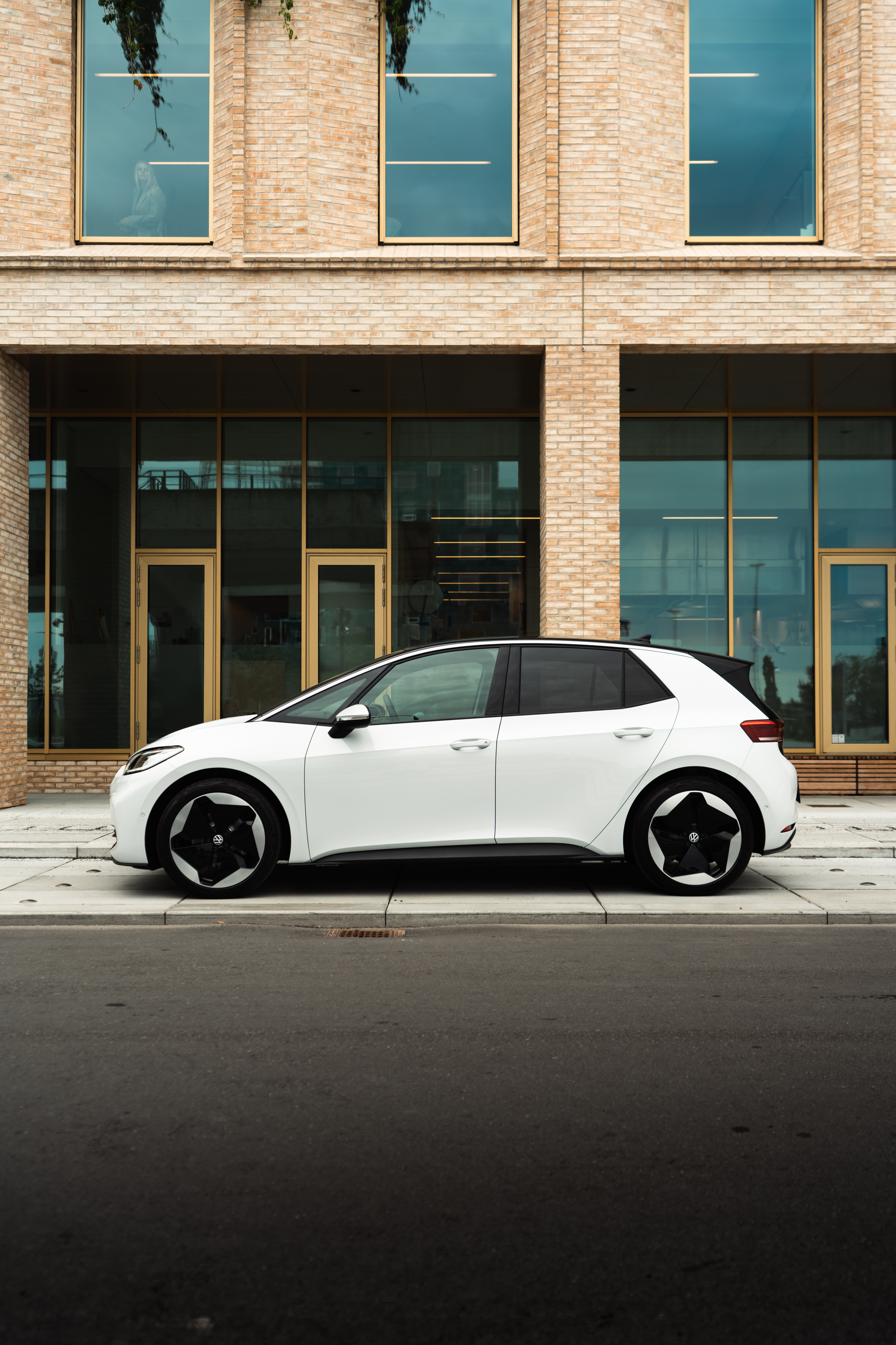 hvid id.3 fra siden på vej