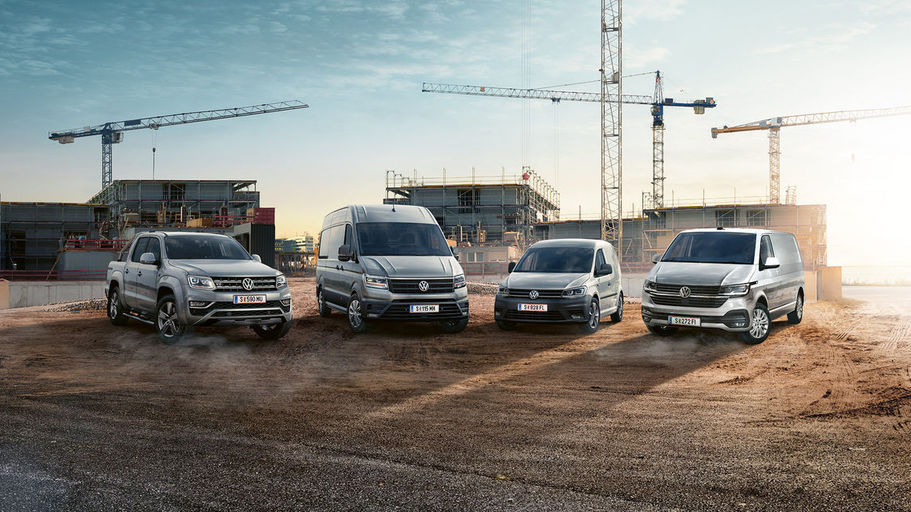 fire varebiler fra volkswagen erhvervsbiler på en byggeplads