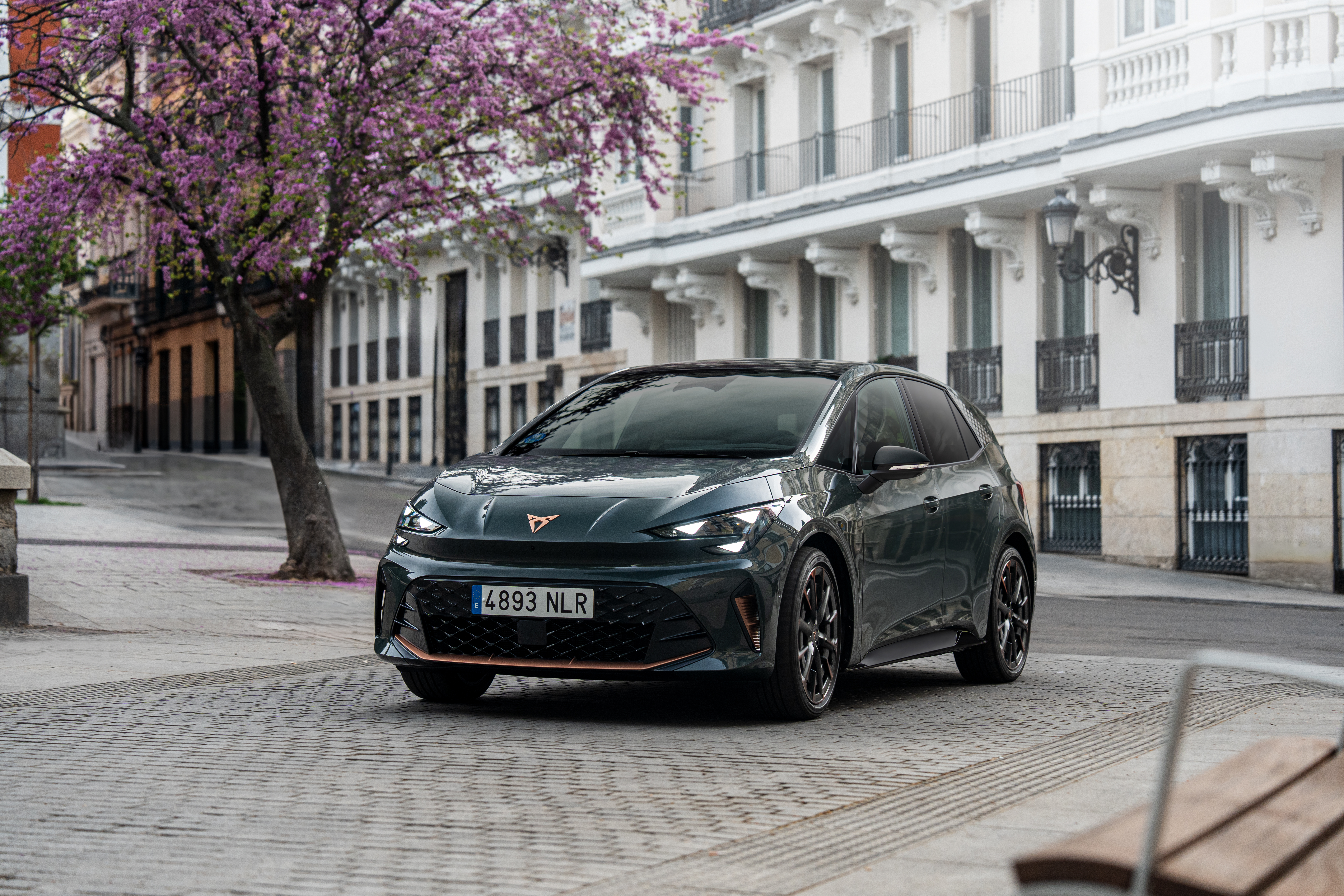 Den nye CUPRA Born udenfor i sort