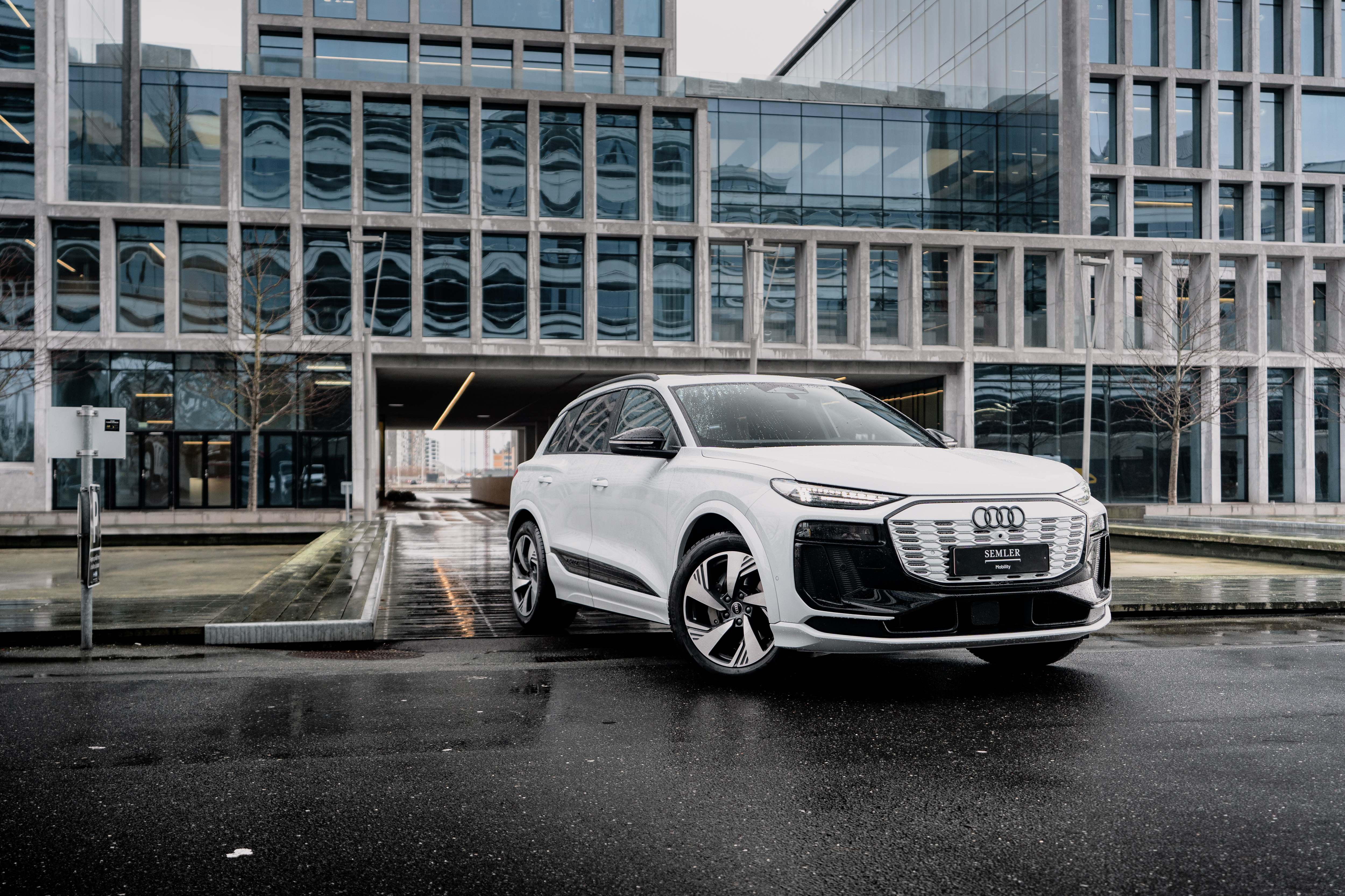 Hvid Q6 e-tron udenfor fra Semler Mobility
