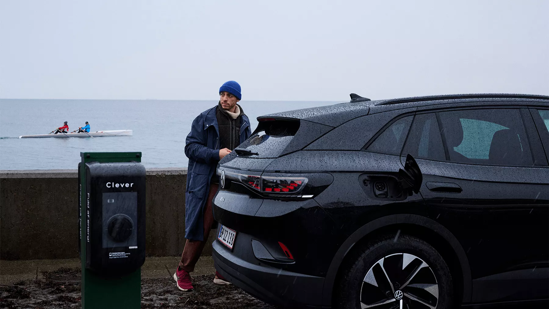 Volkswagen bliver ladet op med clever i regnvejr