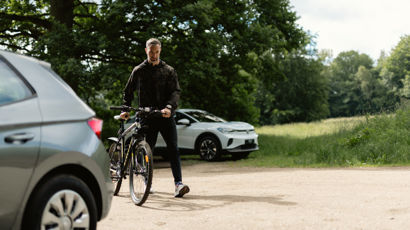 Mand i bevægelse med cykel