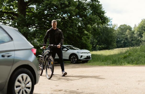 Mand i bevægelse med cykel