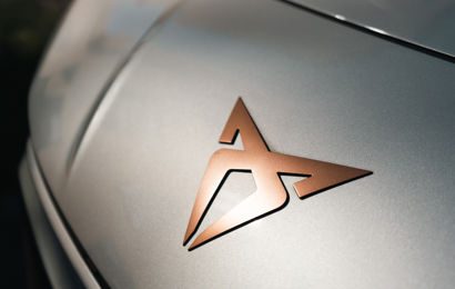 Nærbillede af CUPRA logo foran på bil