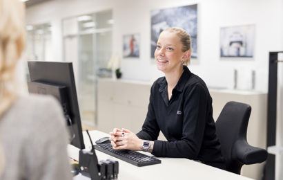 Servicerådgiver hjælper kunde under vejhjælp