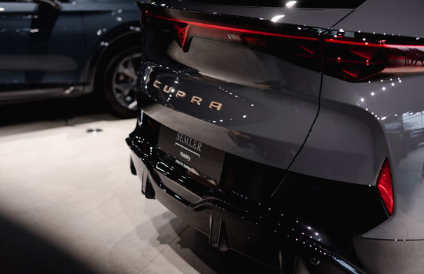 Sort CUPRA Tavascan i Semler Mobility showroom