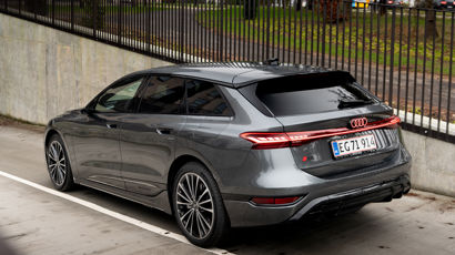 Grå Audi A6 e-tron bagfra