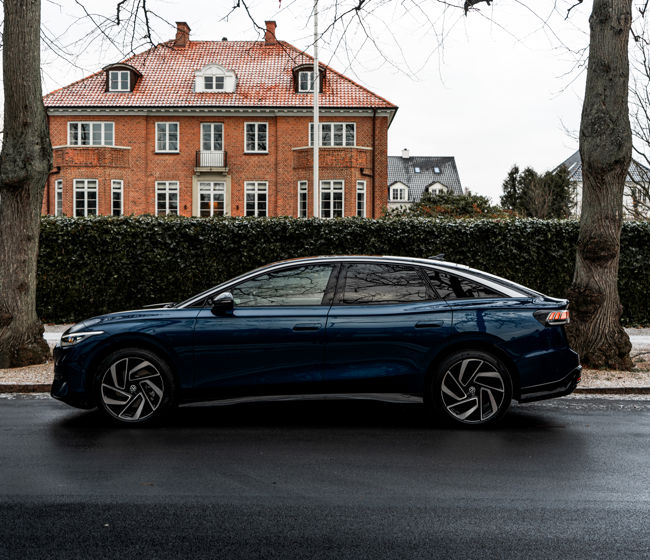 Volkswagen bil med siden til på vej