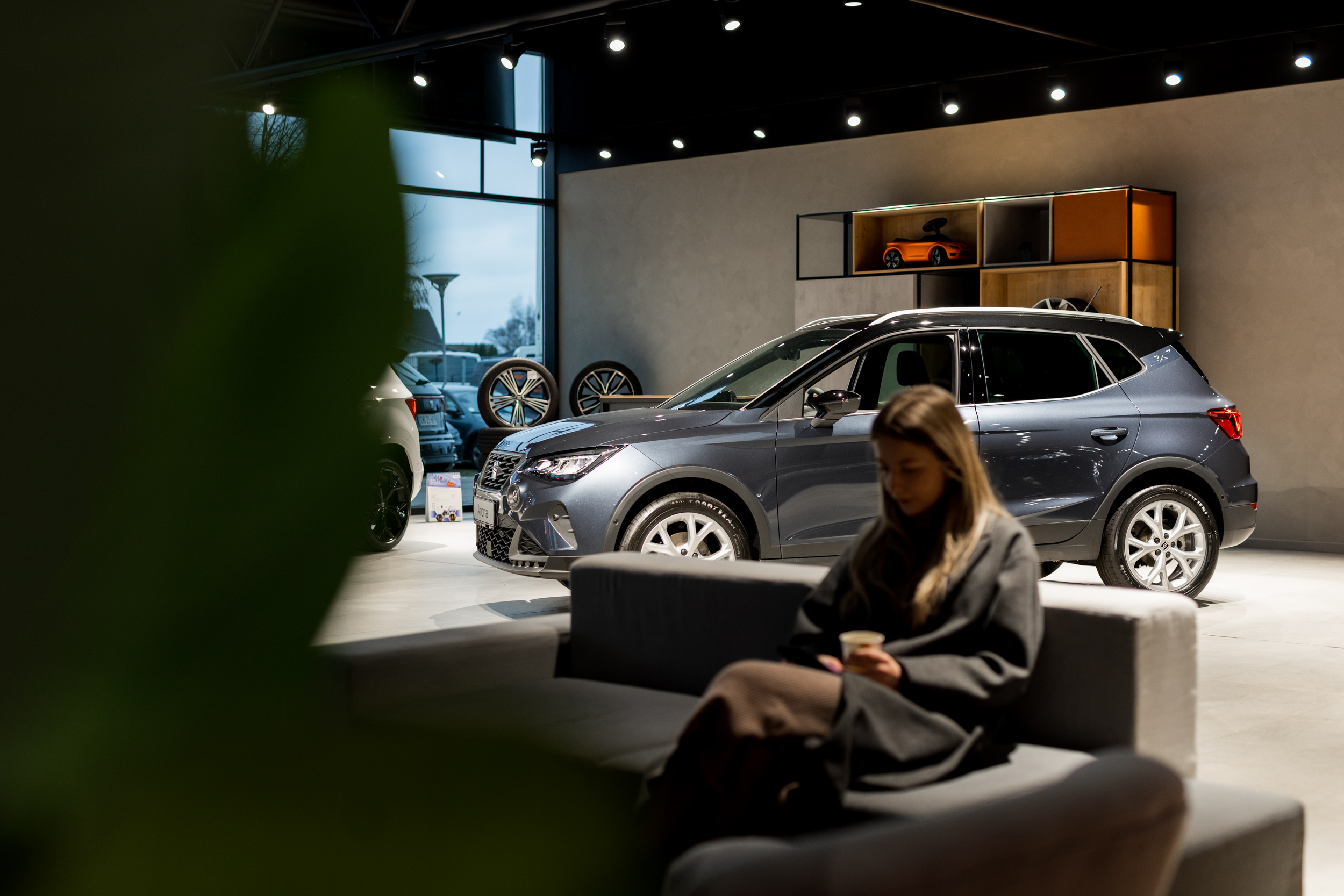 Kunde venter i SEAT showroom