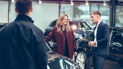 Salgsrådgiver viser bil frem