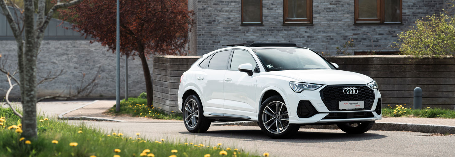 audi hjul på vej med blomster i forgrund