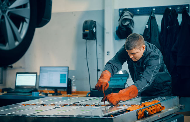 Semler mobility medarbejder arbejder på elbilsbatteri