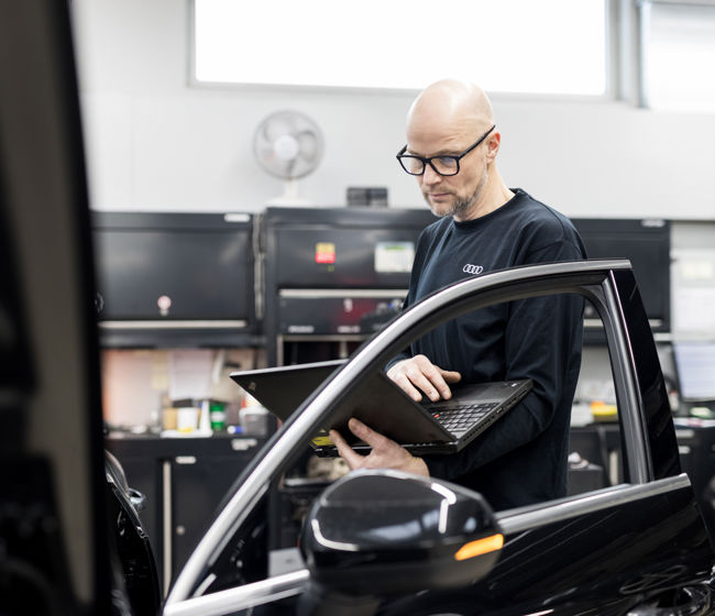 Autoriseret Audi værksted personale tjekker bil igennem