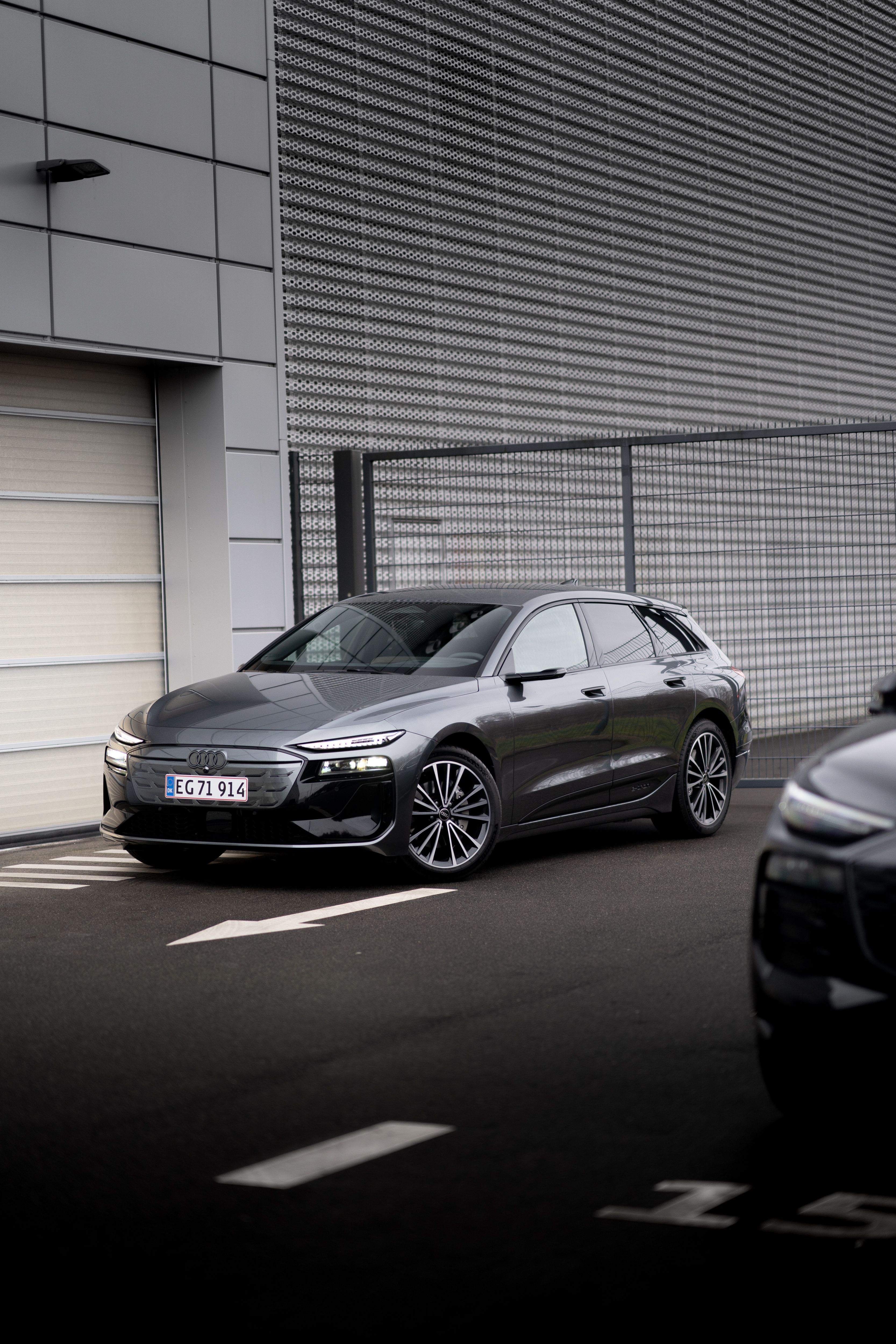 Sort Audi A6 e-tron på vejen