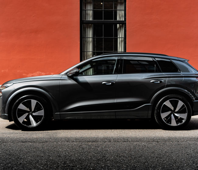 Audi sort Q6 fra siden