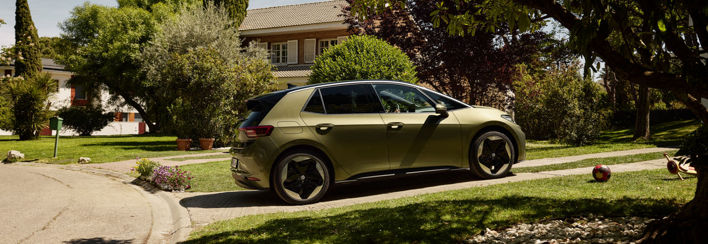 elbil i indkørsel velkommen hjem