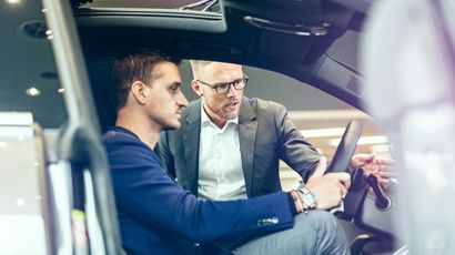 Sælger fra Semler Mobility giver kunde en købsguide i showroom.