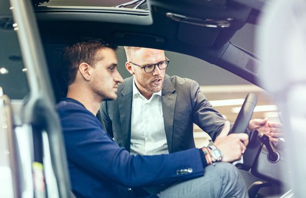 Sælger fra Semler Mobility giver kunde en købsguide i showroom.