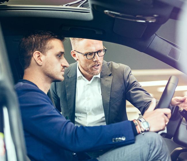 Sælger fra Semler Mobility giver kunde en købsguide i showroom.
