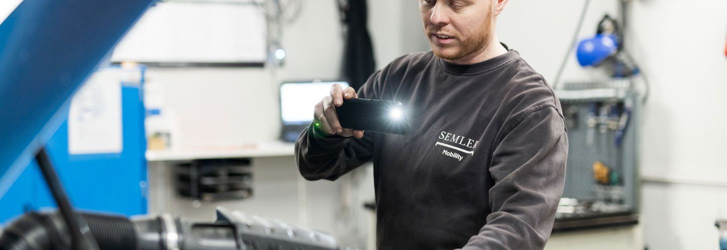 Mand bruger Servicecam under arbejdet