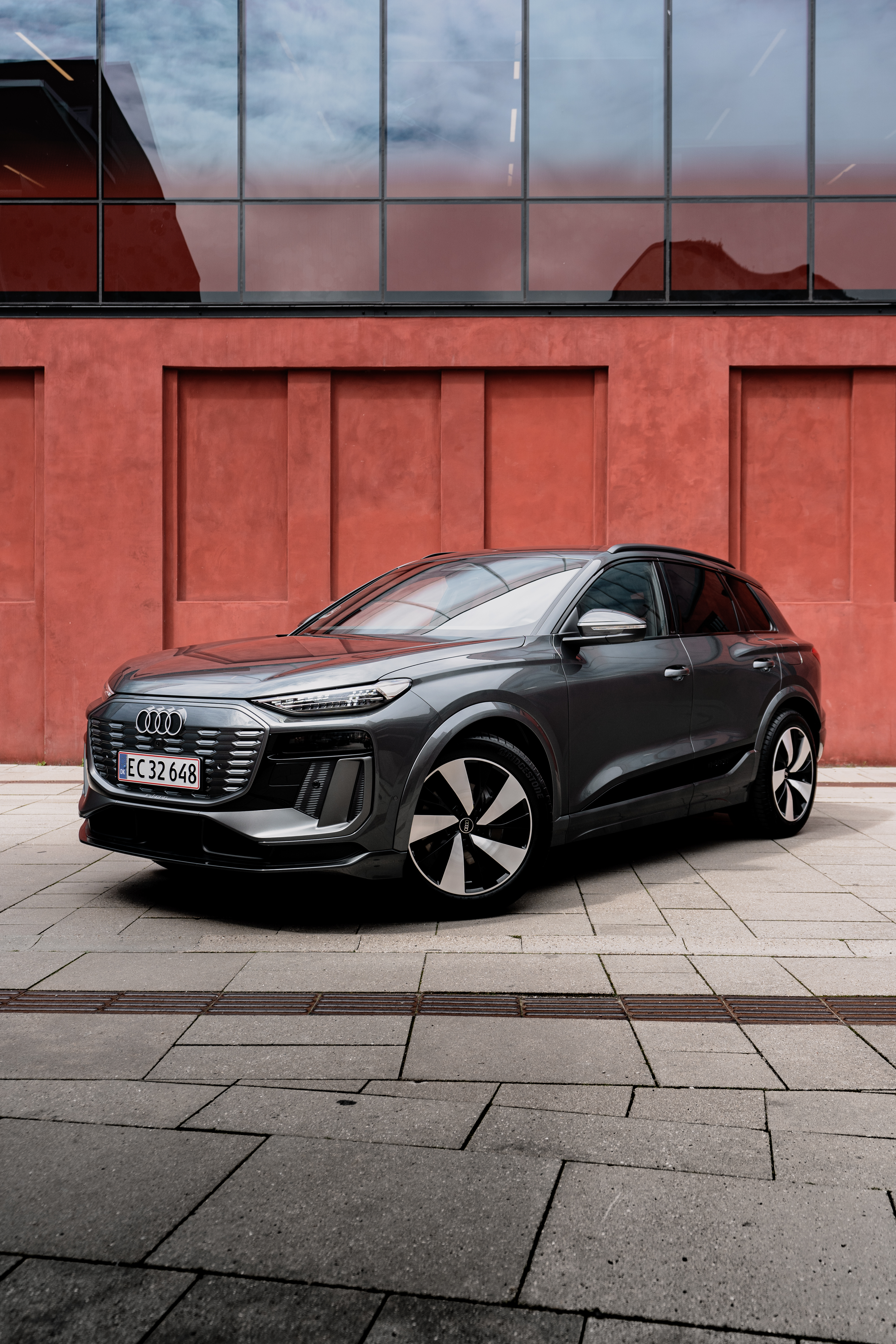 Sort Audi Q6 e-tron fra Semler Mobility