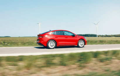 Rød Skoda der kører på landevej