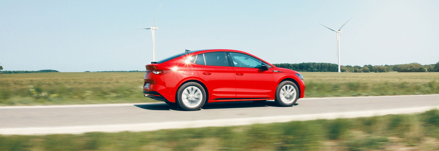 Rød Skoda der kører på landevej