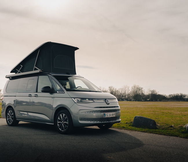Volkswagen California med hævet tag i naturen
